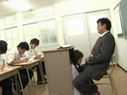 尺度超大的輕熟女 森澤佳奈 教室桌子玩法專用女老師