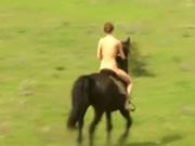 精緻美體鬼妹在草原上裸身騎著馬